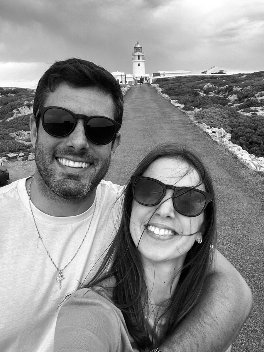 Xisco y Sara junto a un faro