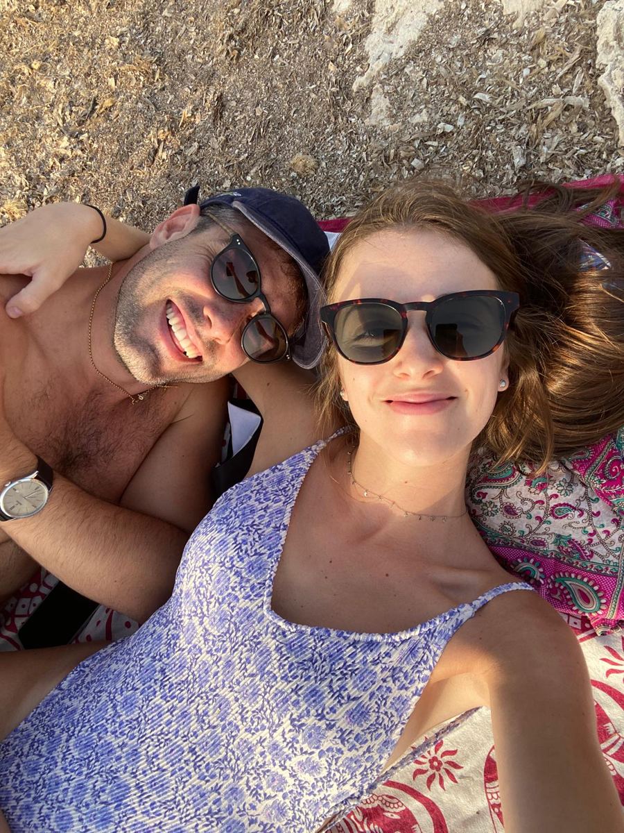 Xisco y Sara tumbados al sol en la playa