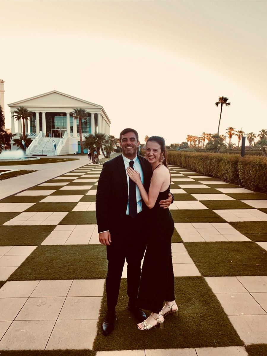 Xisco y Sara de etiqueta en un jardín