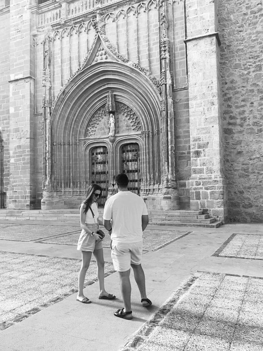 Xisco y Sara ante el pórtico de una iglesia